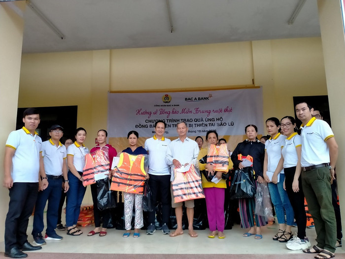 Hình ảnh trao quà cứu trợ tại Huế.