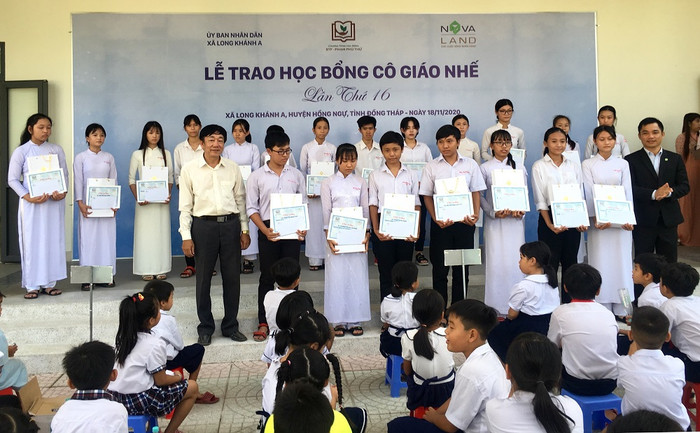 Đại diện Tập đoàn Novaland trao học bổng Cô giáo Nhế tới tận tay các em học sinh xã Long Khánh (Hồng Ngự, Đồng Tháp) Đại diện Tập đoàn Novaland trao học bổng Cô giáo Nhế tới tận tay các em học sinh xã Long Khánh (Hồng Ngự, Đồng Tháp)