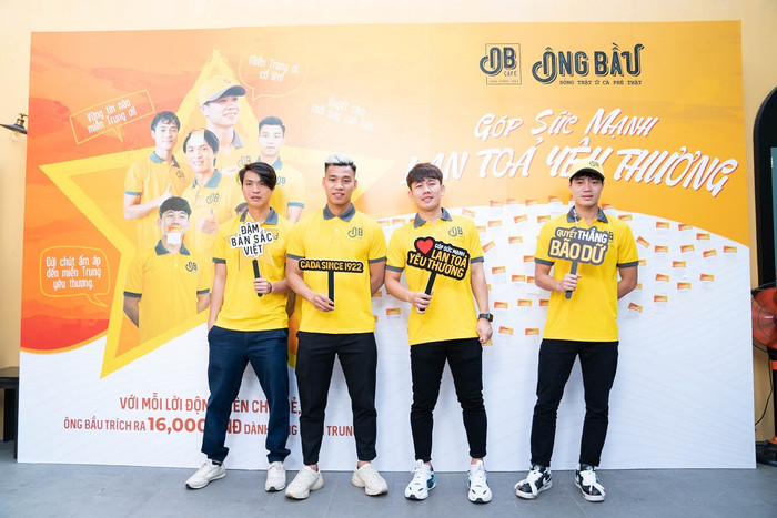 Bộ tứ ông chủ nhỏ của cà phê Ông Bầu. Bộ tứ ông chủ nhỏ của cà phê Ông Bầu.