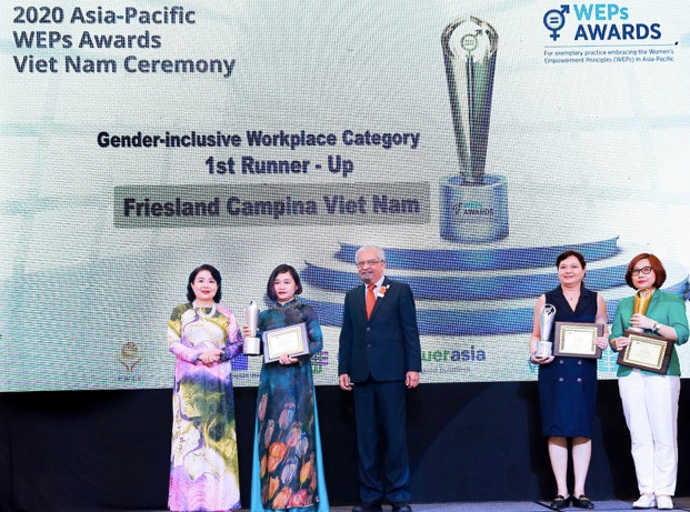 Bà Phan Nam Trân (thứ hai từ trái sang), Giám đốc Nhân sự FrieslandCampina Việt Nam nhận giải thưởng “Bình đẳng giới tại nơi làm việc”. Bà Phan Nam Trân (thứ hai từ trái sang), Giám đốc Nhân sự FrieslandCampina Việt Nam nhận giải thưởng “Bình đẳng giới tại nơi làm việc”.