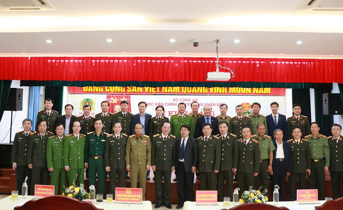 Ban Giám đốc Học viện Chính trị Công an Nhân dân chụp hình lưu niệm cùng lãnh đạo Bộ Công an và các đại biểu khách mời. Ban Giám đốc Học viện Chính trị Công an Nhân dân chụp hình lưu niệm cùng lãnh đạo Bộ Công an và các đại biểu khách mời.
