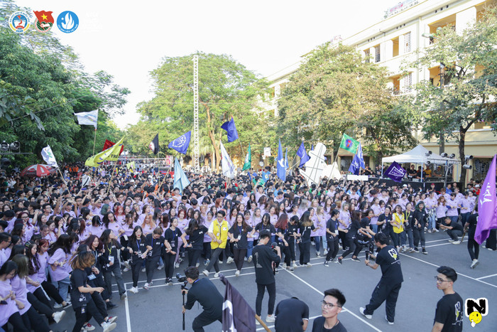 Chương trình buổi chiều còn vô cùng bùng cháy với phần quẩy nhạc EDM cùng DJ Vũ Long Chương trình buổi chiều còn vô cùng bùng cháy với phần quẩy nhạc EDM cùng DJ Vũ Long