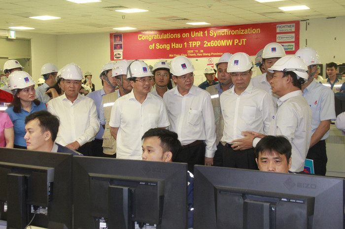 Chủ tịch Hội đồng thành viên Petrovietnam Hoàng Quốc Vượng, Tổng giám đốc Petrovietnam Lê Mạnh Hùng nghe báo cáo về tiến độ dự án. Chủ tịch Hội đồng thành viên Petrovietnam Hoàng Quốc Vượng, Tổng giám đốc Petrovietnam Lê Mạnh Hùng nghe báo cáo về tiến độ dự án.