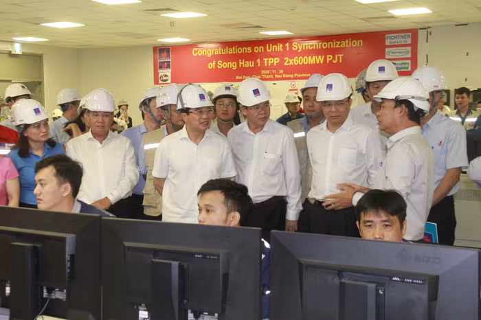 Chủ tịch Hội đồng thành viên Petrovietnam Hoàng Quốc Vượng, Tổng giám đốc Petrovietnam Lê Mạnh Hùng nghe báo cáo về tiến độ dự án.