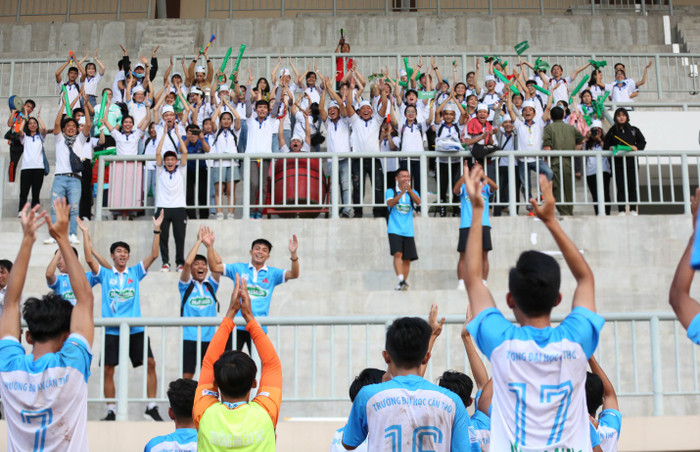 Hội cổ động viên đại học Cần Thơ sôi động trên khán đài, kết nối với các cầu thủ trên sân cỏ. Ảnh: Đức Đồng