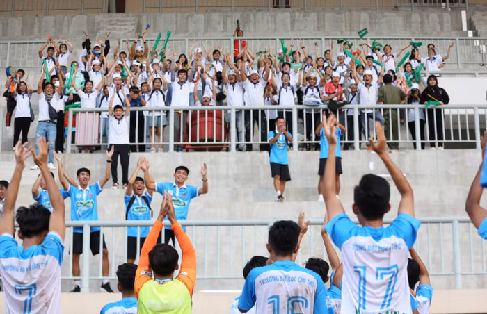 Hội cổ động viên đại học Cần Thơ sôi động trên khán đài, kết nối với các cầu thủ trên sân cỏ. Ảnh: Đức Đồng