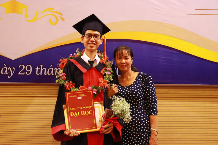 Với vị trí thủ khoa khoa Sinh của trường, Hồ Văn Nhật Trường tìm được công việc trước ngày tốt nghiệp. (Ảnh: Nhân vật cung cấp) Với vị trí thủ khoa khoa Sinh của trường, Hồ Văn Nhật Trường tìm được công việc trước ngày tốt nghiệp. (Ảnh: Nhân vật cung cấp)