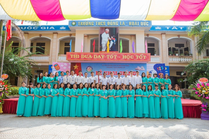 Tập thể Sư phạm Trường Trung học cơ sở Đông La (Hoài Đức - Hà Nội). Tập thể Sư phạm Trường Trung học cơ sở Đông La (Hoài Đức - Hà Nội).