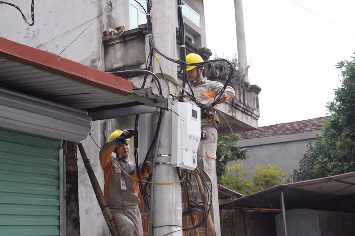 Công nhân Điện lực Thành phố Bắc Ninh lắp đặt công tơ điện tử Công nhân Điện lực Thành phố Bắc Ninh lắp đặt công tơ điện tử