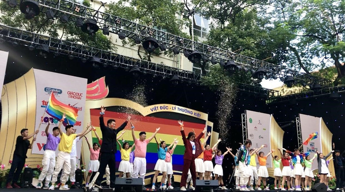 Khuấy động sân khấu bằng những phần trình diễn kết hợp đầy sự sáng tạo (Ảnh: NM) Khuấy động sân khấu bằng những phần trình diễn kết hợp đầy sự sáng tạo (Ảnh: NM)