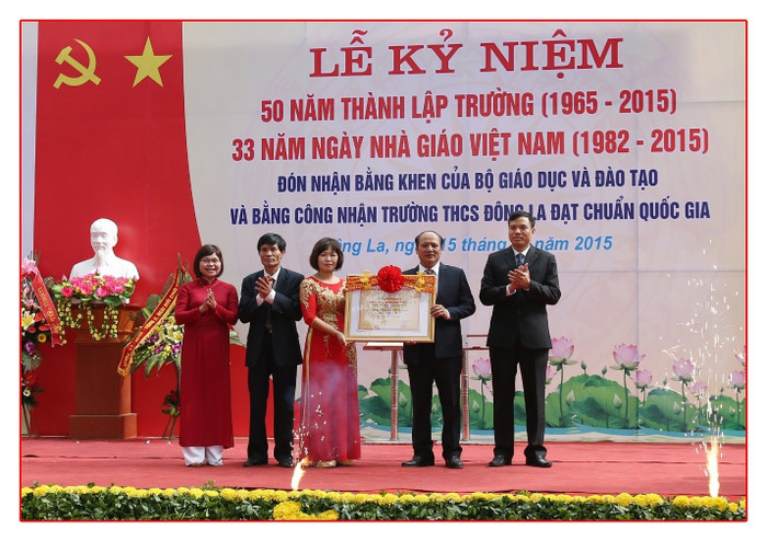 Ông Nguyễn Trung Thuận – Phó Chủ tịch huyện Hoài Đức trao Bằng công nhận trường đạt chuẩn Quốc gia nhân dịp kỷ niệm 50 thành lập Trường Trung học cơ sở Đông La. Ông Nguyễn Trung Thuận – Phó Chủ tịch huyện Hoài Đức trao Bằng công nhận trường đạt chuẩn Quốc gia nhân dịp kỷ niệm 50 thành lập Trường Trung học cơ sở Đông La.