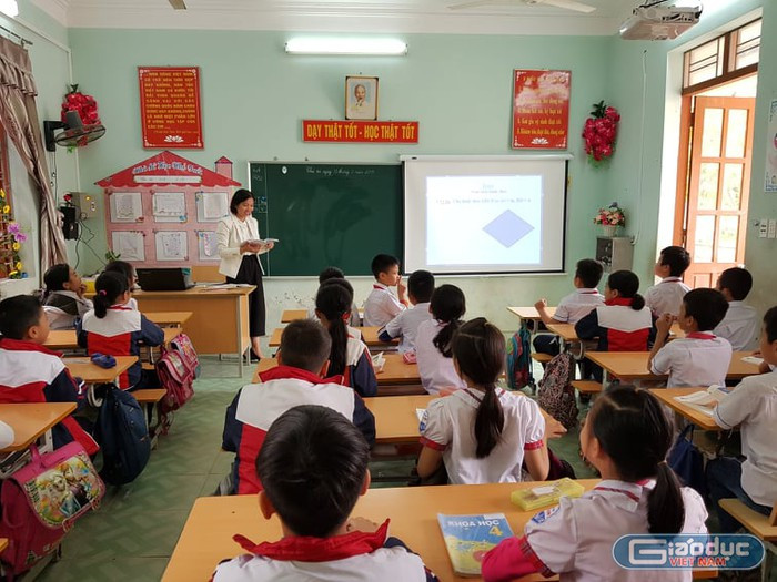 Tại sao giáo viên vẫn lệ thuộc vào sách giáo khoa? (Ảnh minh hoạ: Lã Tiến) Tại sao giáo viên vẫn lệ thuộc vào sách giáo khoa? (Ảnh minh hoạ: Lã Tiến)