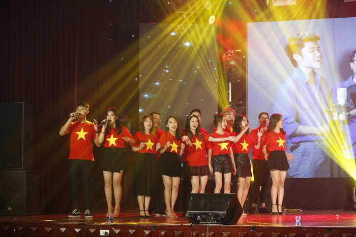 Tiết mục "Việt Nam sẽ chiến thắng" mở màn cho đêm nhạc hội Tiết mục "Việt Nam sẽ chiến thắng" mở màn cho đêm nhạc hội