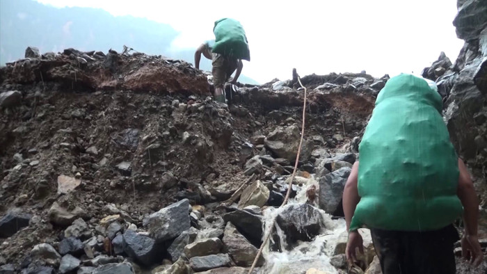 Các thầy giáo Trường Phổ thông dân tộc bán trú Tiểu học An Lương gùi thức ăn trên lưng, vượt đèo, lội suối vì bữa ăn của học sinh sau cơn lũ. (Ảnh: Báo điện tử VTV) Các thầy giáo Trường Phổ thông dân tộc bán trú Tiểu học An Lương gùi thức ăn trên lưng, vượt đèo, lội suối vì bữa ăn của học sinh sau cơn lũ. (Ảnh: Báo điện tử VTV)