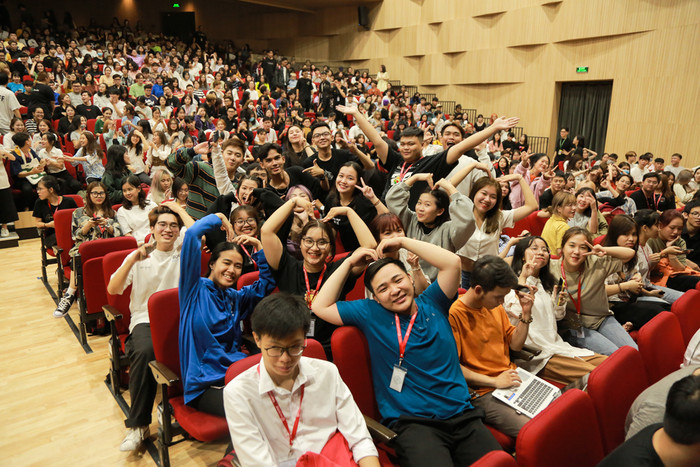 Sinh viên Văn Lang được trải qua tuần học đầu tiên đầy cảm hứng với những buổi sinh hoạt công dân, chia sẻ kinh nghiệm từ người đi trước. Sinh viên Văn Lang được trải qua tuần học đầu tiên đầy cảm hứng với những buổi sinh hoạt công dân, chia sẻ kinh nghiệm từ người đi trước.