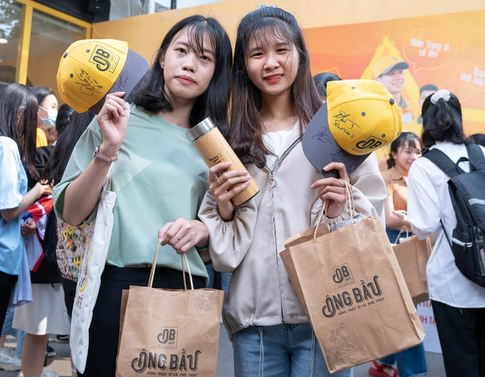 2 khách hàng nữ hào hứng khoe nón có chữ kí của các cầu thủ yêu thích 2 khách hàng nữ hào hứng khoe nón có chữ kí của các cầu thủ yêu thích