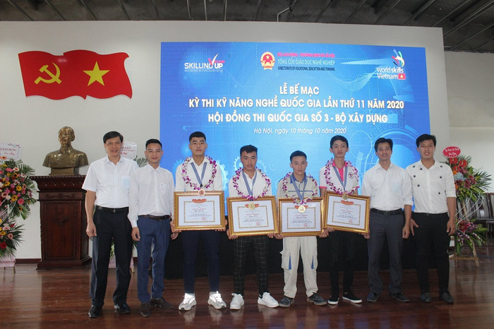 Giàng A Trường (đứng thứ 4 bên phải) và Giàng A Dì (đứng thứ 5 bên phải) nhận bằng khen giải Nhất cuộc thi "Kỹ năng nghề quốc gia năm 2020". (Ảnh: Nhà trường cung cấp) Giàng A Trường (đứng thứ 4 bên phải) và Giàng A Dì (đứng thứ 5 bên phải) nhận bằng khen giải Nhất cuộc thi "Kỹ năng nghề quốc gia năm 2020". (Ảnh: Nhà trường cung cấp)