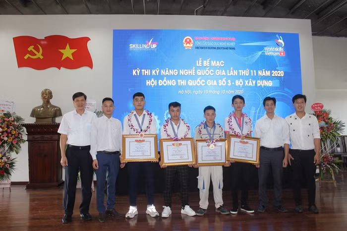 Giàng A Trường (đứng thứ 4 bên phải) và Giàng A Dì (đứng thứ 5 bên phải) nhận bằng khen giải Nhất cuộc thi "Kỹ năng nghề quốc gia năm 2020". (Ảnh: Nhà trường cung cấp) Giàng A Trường (đứng thứ 4 bên phải) và Giàng A Dì (đứng thứ 5 bên phải) nhận bằng khen giải Nhất cuộc thi "Kỹ năng nghề quốc gia năm 2020". (Ảnh: Nhà trường cung cấp)