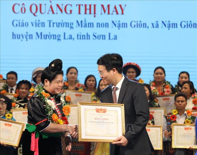 Trưởng Ban Tuyên giáo Trung ương Võ Văn Thưởng trao bằng khen tặng các thầy cô giáo được tuyên dương. Ảnh: TTXVN Trưởng Ban Tuyên giáo Trung ương Võ Văn Thưởng trao bằng khen tặng các thầy cô giáo được tuyên dương. Ảnh: TTXVN