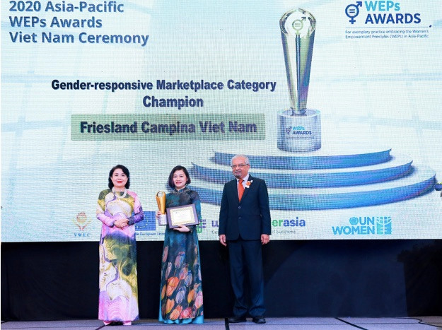 Bà Phan Nam Trân (giữa), Giám đốc Nhân sự FrieslandCampina Việt Nam nhận giải thưởng “Bình đẳng giới trên thị trường”. Bà Phan Nam Trân (giữa), Giám đốc Nhân sự FrieslandCampina Việt Nam nhận giải thưởng “Bình đẳng giới trên thị trường”.