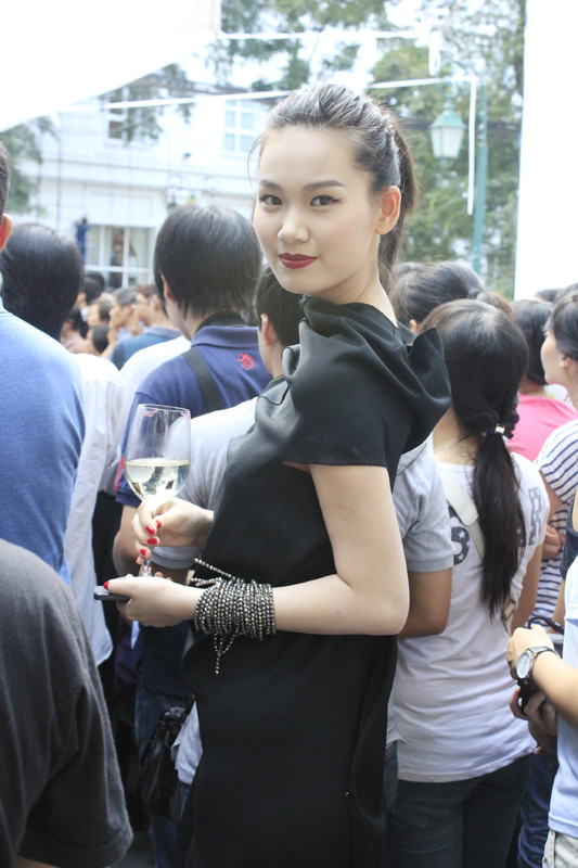 Tống Diệu Hằng cũng là gương mặt châu Á duy nhất được mời tham dự sự kiện trọng đại này. Tống Diệu Hằng cũng là gương mặt châu Á duy nhất được mời tham dự sự kiện trọng đại này.