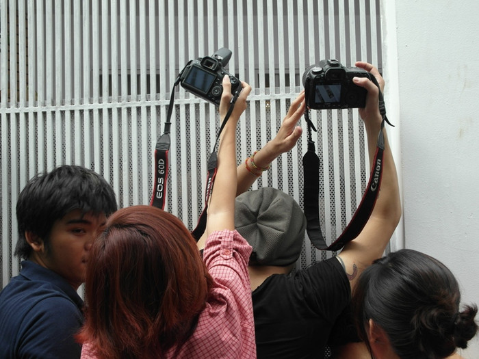 Khe sắt nhỏ hẹp trở thành nơi tác nghiệp của phóng viên. Khe sắt nhỏ hẹp trở thành nơi tác nghiệp của phóng viên.