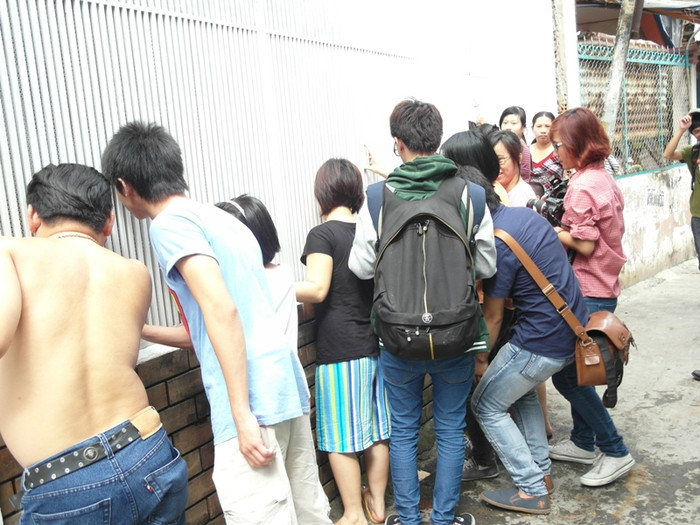 Trên chiếc xe rước dâu rời khỏi nhà, Hà Tăng đã nói xin lỗi các anh chị phóng viên vì để mọi người vất vả. Trên chiếc xe rước dâu rời khỏi nhà, Hà Tăng đã nói xin lỗi các anh chị phóng viên vì để mọi người vất vả.