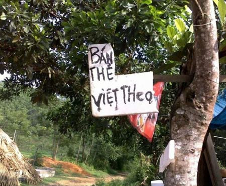 Bán thẻ điện thoại.