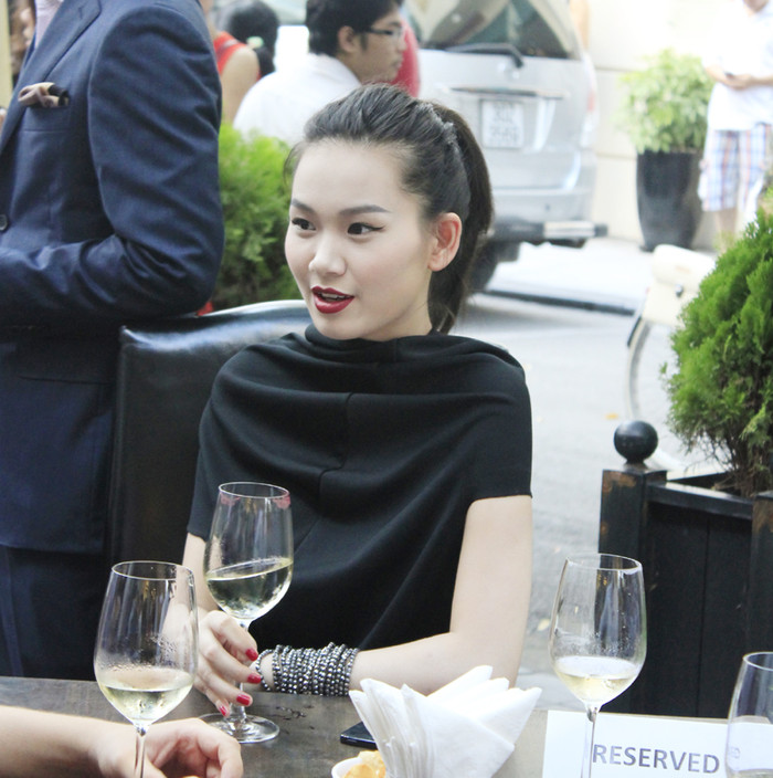 Cô nổi bật với 'cây đen'. Cô nổi bật với 'cây đen'.