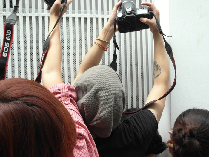 Các phóng viên tác nghiệp phía bên ngoài nhà của Tăng Thanh Hà. Các phóng viên tác nghiệp phía bên ngoài nhà của Tăng Thanh Hà.