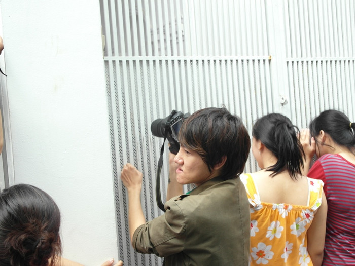 Ai cũng đều cố gắng có ảnh đẹp gửi về tòa soạn. Ai cũng đều cố gắng có ảnh đẹp gửi về tòa soạn.