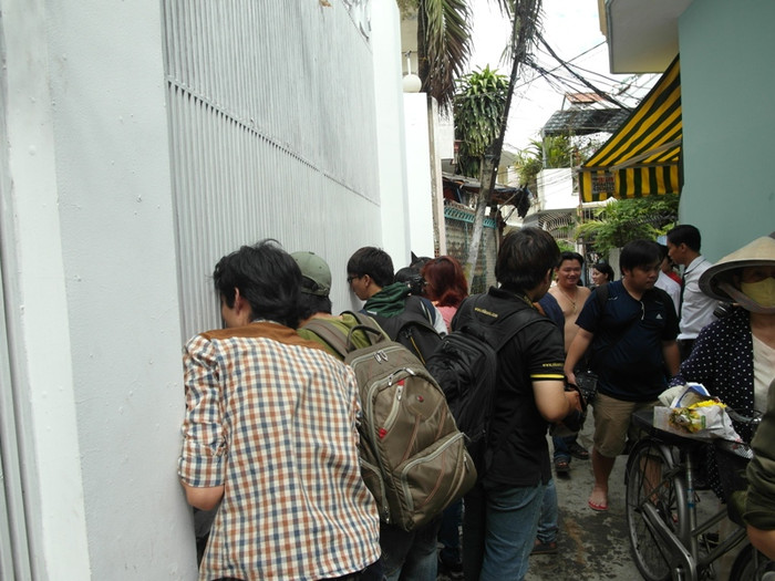 Các phóng viên đến nhà Hà Tăng từ rất sớm. Các phóng viên đến nhà Hà Tăng từ rất sớm.