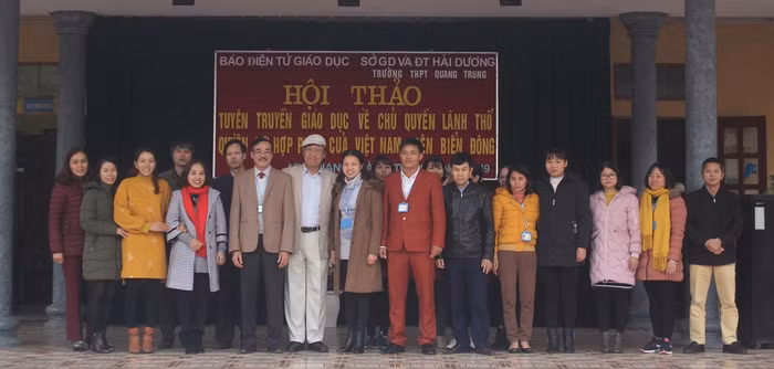 Tiến sĩ Trần Công Trục chụp ảnh lưu niệm với nhà trường (Ảnh:Vũ Ninh)