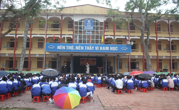 Tiến sĩ Trần Công Trục chia sẻ kiến thức biển đảo tới hơn 1300 học sinh trường cấp 3 Quang Trung (Ảnh:Vũ Ninh) Tiến sĩ Trần Công Trục chia sẻ kiến thức biển đảo tới hơn 1300 học sinh trường cấp 3 Quang Trung (Ảnh:Vũ Ninh)