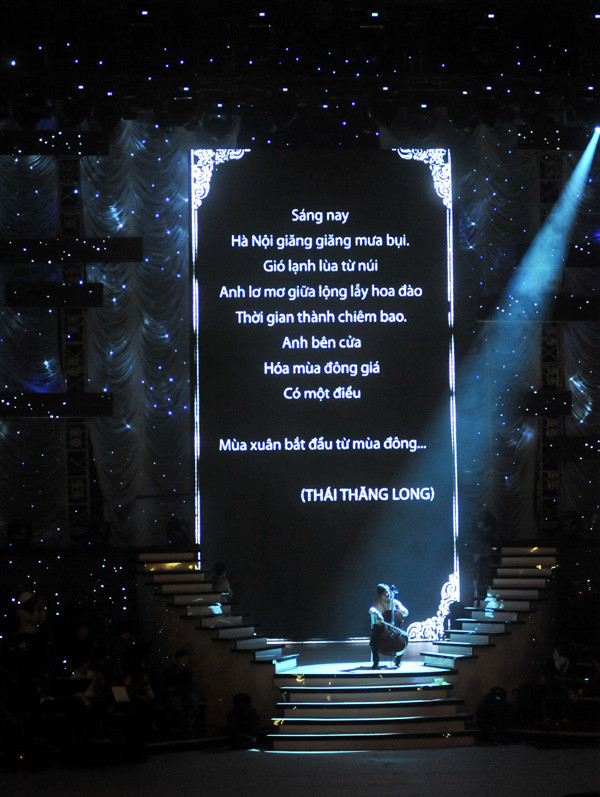 Hình ảnh sân khấu đêm nhạc.