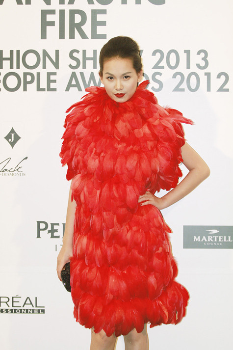 Thiết kế này của Đỗ Mạnh Cường không phải dễ khoác lên người, nhưng Tống Diệu Hằng đã khiến nhiều quan khách phải bất ngờ và khen ngợi. Thiết kế này của Đỗ Mạnh Cường không phải dễ khoác lên người, nhưng Tống Diệu Hằng đã khiến nhiều quan khách phải bất ngờ và khen ngợi.