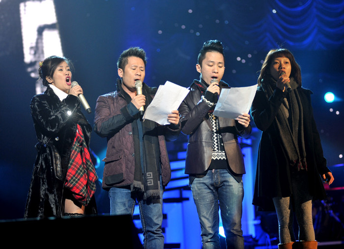 4 nhân vật chính của đêm nhạc ăn mặc ấm áp trong buổi tập.