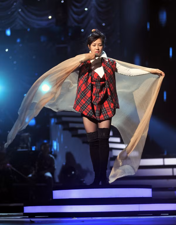 Hồng Nhung được đánh giá luôn biết làm mới bản thân trước khán giả.