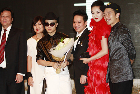 Chiếc váy đỏ nổi bật của Diệu Hằng do Đỗ Mạnh cường thiết kế. Chiếc váy đỏ nổi bật của Diệu Hằng do Đỗ Mạnh cường thiết kế.