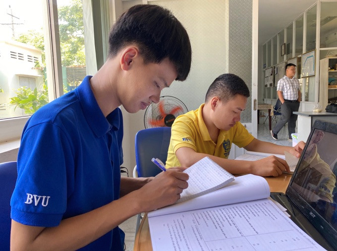 Sinh viên chuyên ngành Công nghệ kỹ thuật hóa học trong kỳ thực tập tốt nghiệp Sinh viên chuyên ngành Công nghệ kỹ thuật hóa học trong kỳ thực tập tốt nghiệp