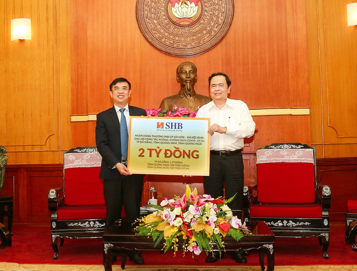 Tổng Giám đốc Nguyễn Văn Lê, đại diện Ngân hàng SHB trao ủng hộ 2 tỷ đồng công tác phòng chống dịch Covid-19 tại miền Trung.