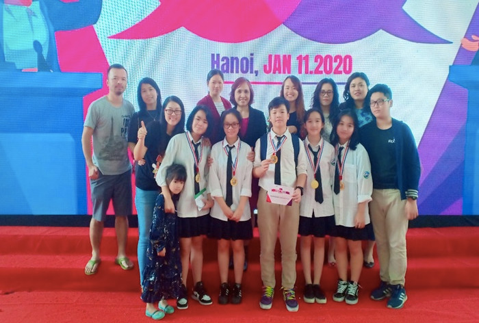 Đội thi 8G0 đạt giải Nhất Newton Debating Championship chụp ảnh với giáo viên và phụ huynh Đội thi 8G0 đạt giải Nhất Newton Debating Championship chụp ảnh với giáo viên và phụ huynh