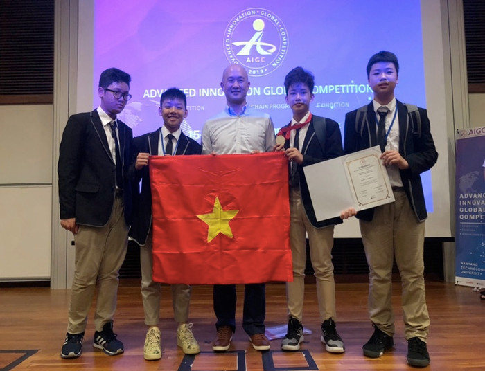 Học sinh Xuân Lâm, Gia Nam, Phú Thành, Nguyên Sang (8G0) trong cuộc thi AIGC tại Singapore Học sinh Xuân Lâm, Gia Nam, Phú Thành, Nguyên Sang (8G0) trong cuộc thi AIGC tại Singapore