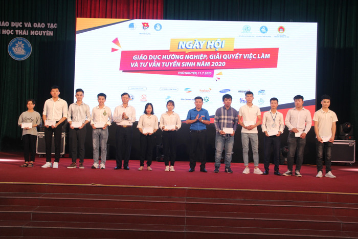 Ban tổ chức đã tuyên dương và trao 25 suất học bổng cho các em học sinh, sinh viên có hoàn cảnh khó khăn vươn lên trong học tập. ảnh: TN. Ban tổ chức đã tuyên dương và trao 25 suất học bổng cho các em học sinh, sinh viên có hoàn cảnh khó khăn vươn lên trong học tập. ảnh: TN.