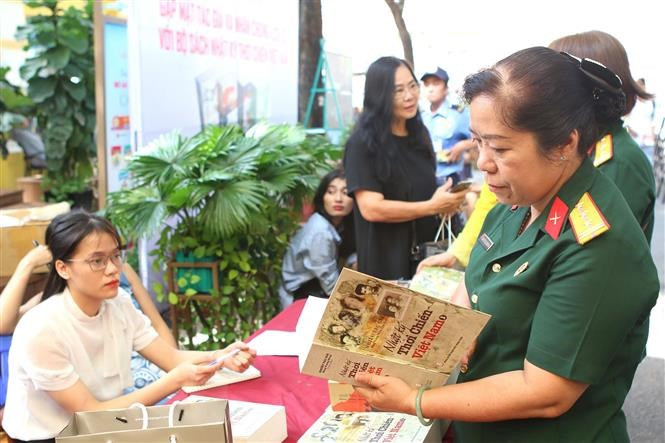 Đông đảo bạn đọc tìm hiểu bộ sách Nhật ký thời chiến Việt Nam. (Ảnh: Thanh Vũ/TTXVN)