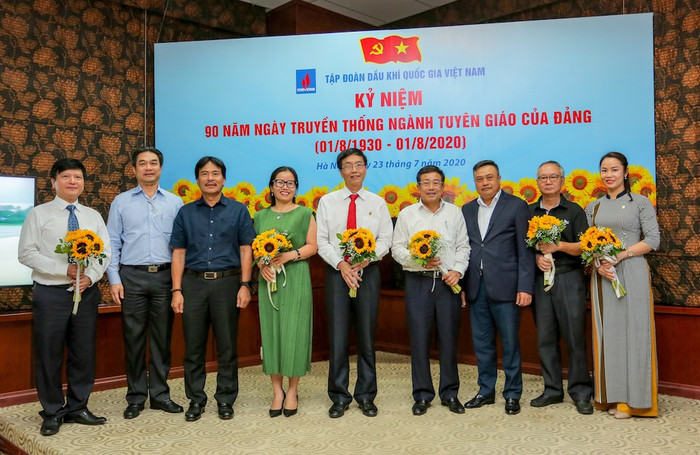 Tri ân các lãnh đạo Ban Tuyên giáo Đảng uỷ Tập đoàn Dầu khí Quốc gia Việt Nam các thời kỳ. Tri ân các lãnh đạo Ban Tuyên giáo Đảng uỷ Tập đoàn Dầu khí Quốc gia Việt Nam các thời kỳ.