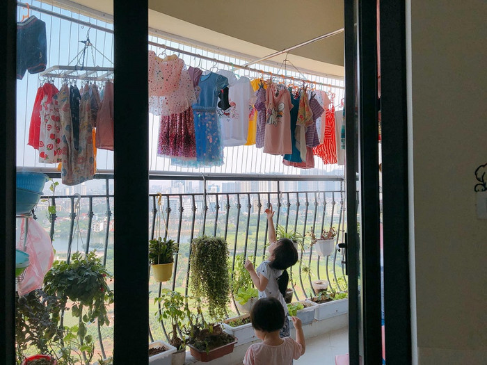 Bé Dâu chia sẻ cùng mẹ làm việc nhà. (Ảnh NVCC) Bé Dâu chia sẻ cùng mẹ làm việc nhà. (Ảnh NVCC)