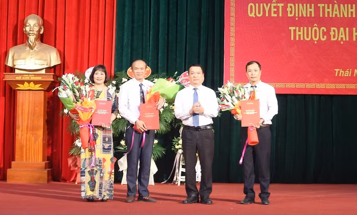 Đại học Thái Nguyên công bố Quyết định thành lập Trường Ngoại ngữ ảnh 1