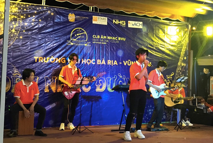 Thành viên Câu lạc bộ Âm nhạc BVU biểu diễn trong Đêm nhạc đường phố Thành viên Câu lạc bộ Âm nhạc BVU biểu diễn trong Đêm nhạc đường phố