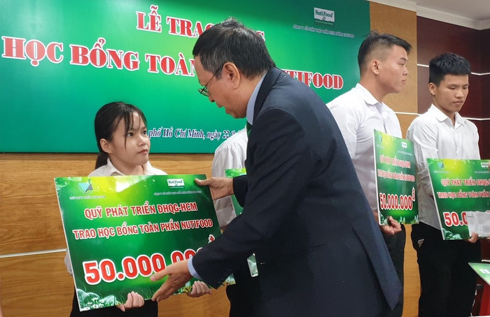 Ông Trương Hùng, Phó Chủ tịch Hội đồng quản trị NutiFood trao học bổng cho các em sinh viên Ông Trương Hùng, Phó Chủ tịch Hội đồng quản trị NutiFood trao học bổng cho các em sinh viên